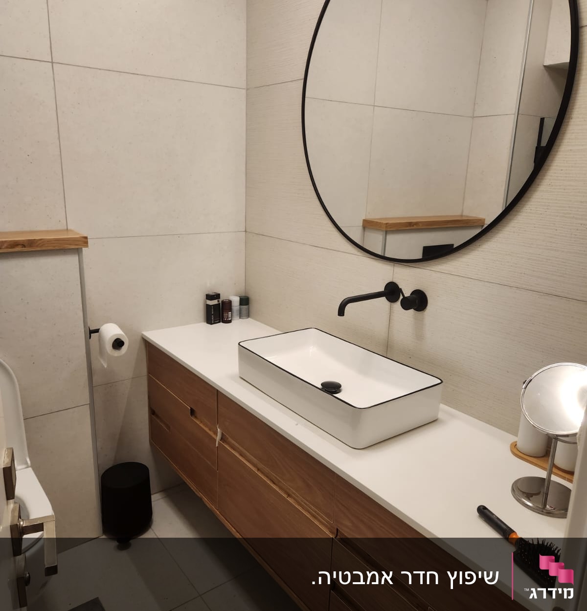 חדר אמבטיה עם כיור חדש ומראה עגולה